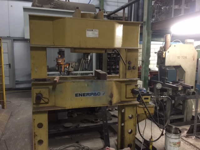 Hydraulische pers van 200 ton